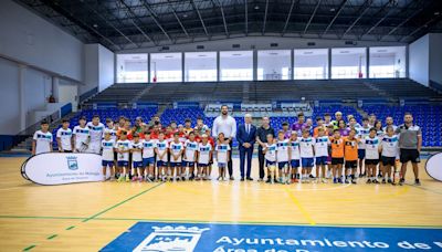 El Alcalde Francisco de la Torre recibe a los equipos premiados en la Asociación Andaluza de Fútbol Sala