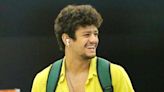 Gabriel Santana deixa camisa aberta e exibe peitoral ao desembarcar no Rio de Janeiro