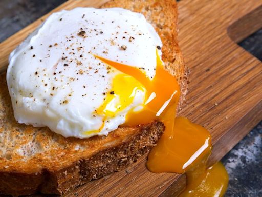 Cook poached eggs with perfect runny yolks without boiling easily in 3 minutes