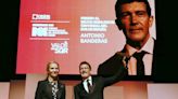 La emoción de Antonio Banderas al recibir un premio en Málaga de manos de la infanta Elena
