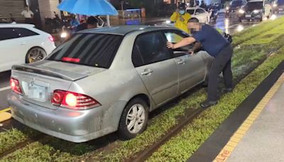 大雨滂沱！高雄轎車駕駛視線不清 輕軌軌道當馬路卡住