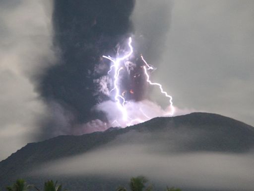 印尼伊布火山爆發 紫色閃電隨4000米火山灰雲直竄天際超壯觀(有片) | am730
