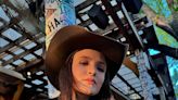 Larissa Manoela posa com look cowboy core e marido se derrete: "me apaixonei mais"