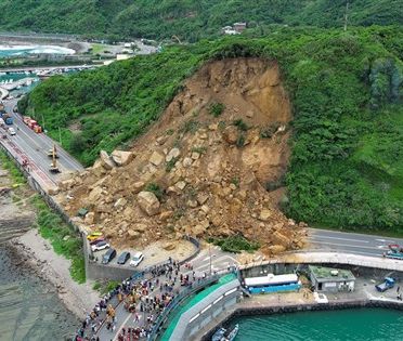 早安世界》基隆潮境公園路口山崩 人員全脫困估11日搶通