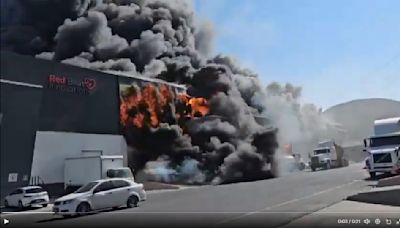VIDEO: Fuerte incendio provoca una explosión en bodegas de Querétaro