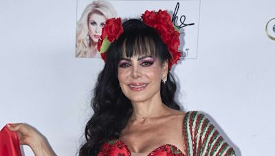 Maribel Guardia celebra su cumpleaños con dos fabulosos vestidos rojos de Mitzy