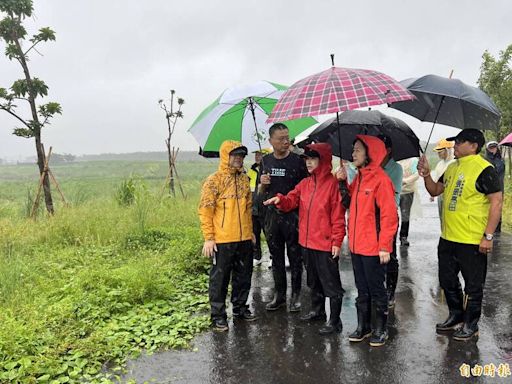 屏東大仁滯洪池竣工後首遇颱風 周春米冒風雨視察