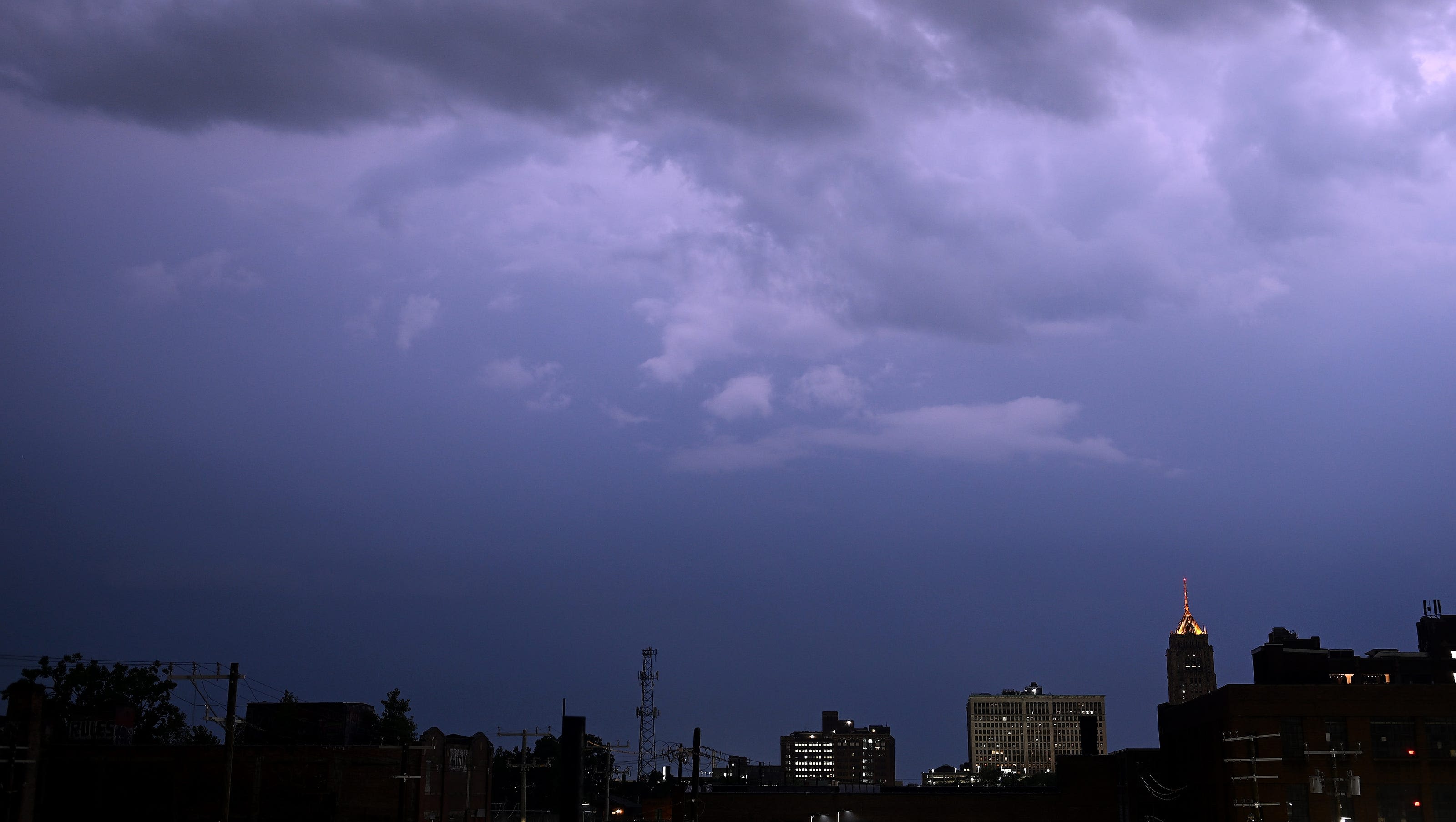 Tornado located in eastern Van Buren County moving NE at 40 mph, weather service says