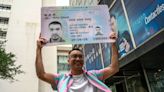 Un activista transexual de Hong Kong obtiene un nuevo documento de identidad masculino tras años de batalla legal