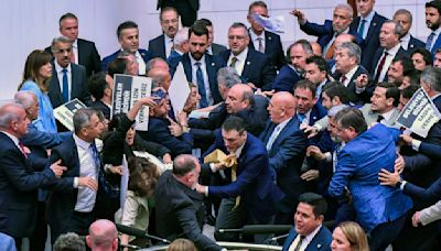 Legisladores prokurdos protestan en parlamento de Turquía para denunciar destitución de alcalde