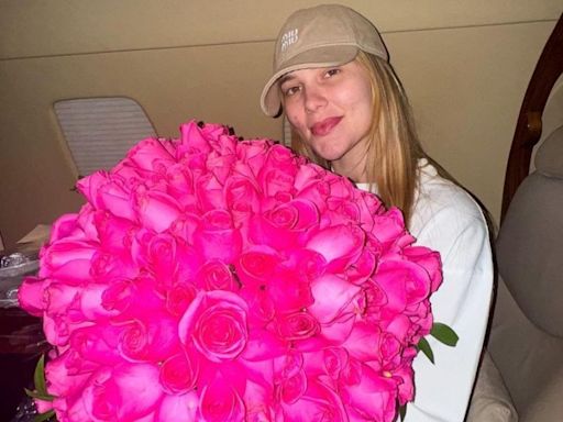 Virgínia Fonseca é surpreendida com enorme buquê de flores após faturar R$ 15 milhões em 1 hora de live: 'Dever cumprido'