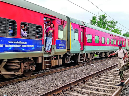 900 men defy rain, toil 22 hrs to restore tracks - Times of India