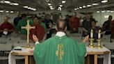 En Medellín un sacerdote celebra la misa con títeres, para atraer a los más jóvenes