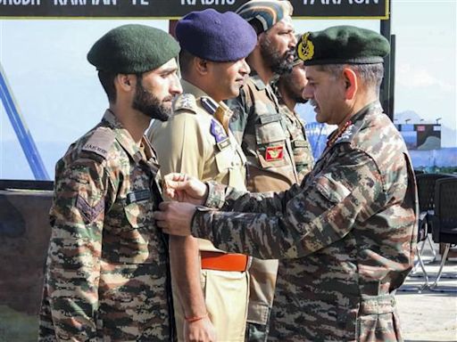 Army Chief Gen Upendra Dwivedi visits forward areas along LoC in Kashmir