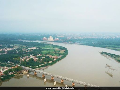 Railways Ministry Shares Pic of Yamuna Bridge With Taj Mahal In Background