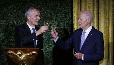 Biden acoge una cena de "buenos amigos" para celebrar los 75 años de una OTAN ampliada