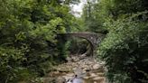 El pueblo rodeado de montañas con una ruta de senderismo que llega a una de las cascadas más bonitas de España