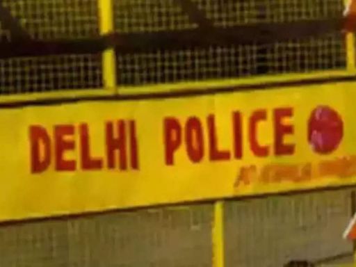 Delhi police bust fake call centre, 20 held | Delhi News - Times of India