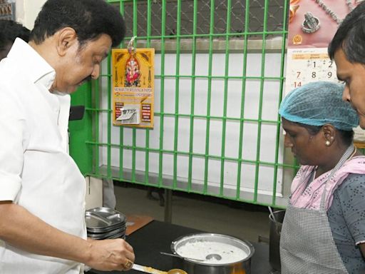 Stalin inspects Amma Canteen; reviews its functioning