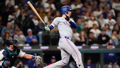 Lowe plates winning run during 3-run 8th and Rangers rally to beat Mariners 5-4 in Rocker's debut