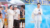 香港頂流男神冒雨獻唱！陪遊客撐傘苦等 親民零架子超寵粉│TVBS新聞網