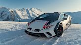 Lamborghini da una clase sobre tracción y agarre conduciendo sobre la superficie de un lago helado