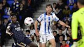 Imanol se protege y tira de defensa de cinco ante el Barça