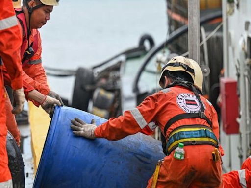 Philippines 'prepares for worst' after oil spill