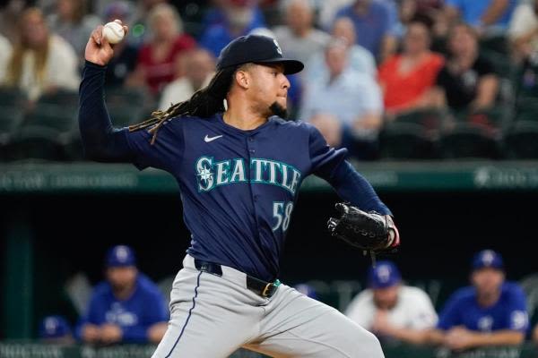 Mariners fend off Rangers to grab first place in AL West