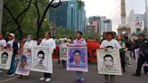 FOTOS. Padres de normalistas de Ayotzinapa marchan en la CDMX; amagan con plantón frente a Palacio Nacional