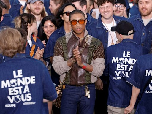 Vogue invita a la élite del lujo y la moda en la Plaza Vendôme de París