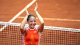 WATCH: Elisabetta Cocciaretto charms crowd with a little French after Roland Garros breakthrough | Tennis.com