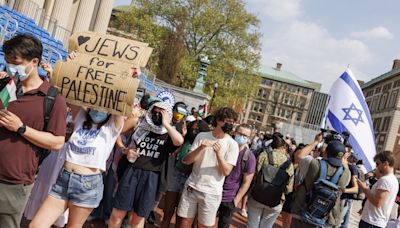 Estudiantes de la Universidad de Columbia ocupan un edificio al iniciarse las suspensiones