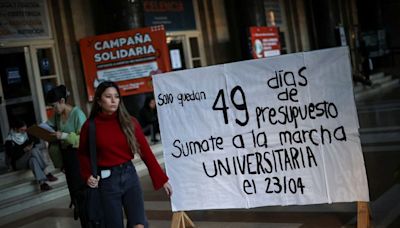 Universidades públicas de Argentina, en riesgo de cierre por recorte de presidente Milei