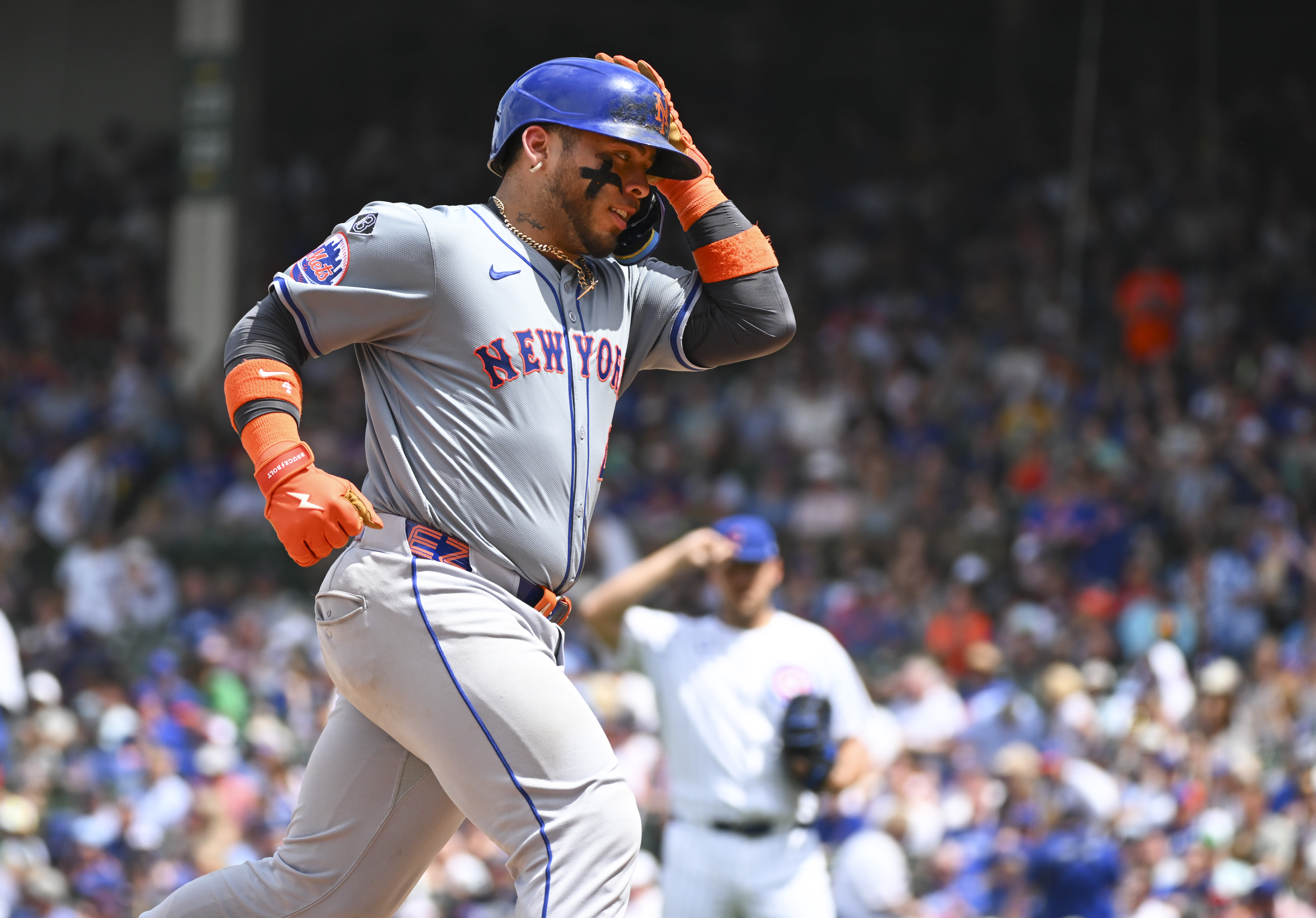 Mets broadcasters tell fan to 'grow a spine' after Cubs fans push him to throw back HR ball at Wrigley Field