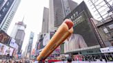 Un perro caliente de 20 metros en Times Square desafía el capitalismo de Estados Unidos