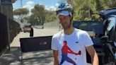 Novak Djokovic y la humorada luego del incidente con la botella: llegó a la cancha con un casco de ciclista