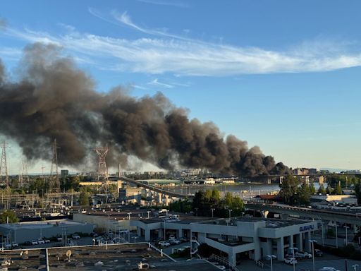 Large fire breaks out near Oak Street Bridge in Richmond, B.C.