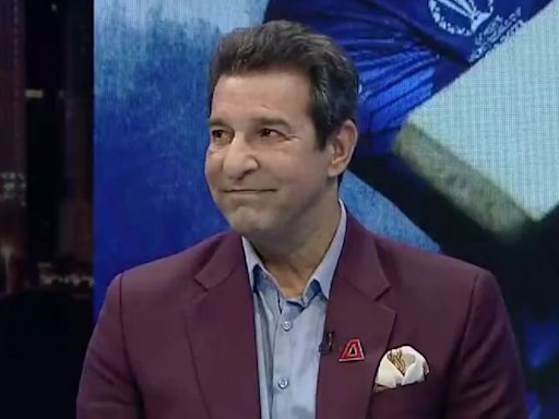 Wasim Akram mocks 'Aajkal ka cricketer' busy on mobile, netizens say ‘nailed it’