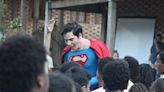 Após ilustrarem capa de quadrinhos nos EUA, crianças de escola pública em MG e ‘superman brasileiro’ têm novo encontro