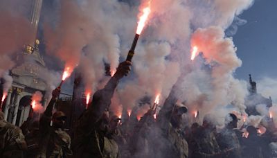 Thousands in Ukraine honor soldiers killed in blast and urge government to get prisoners freed