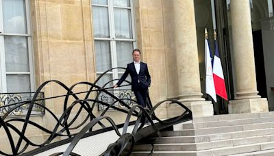 Una escultura ondulante de Pablo Reinoso le pone el toque argentino a la escalera del palacio parisino