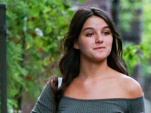 Suri Cruise, 18, cuts a casual figure in off-the-shoulder blouse