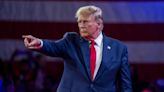 Trump se presenta como "orgulloso disidente político" ante la crema de la extrema derecha