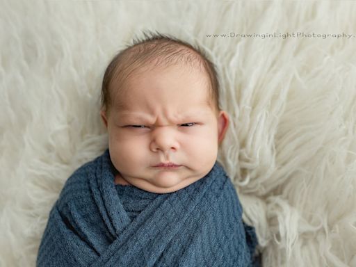 "Bebê mal-humorado" conquista web com fotos de ensaio newborn; confira