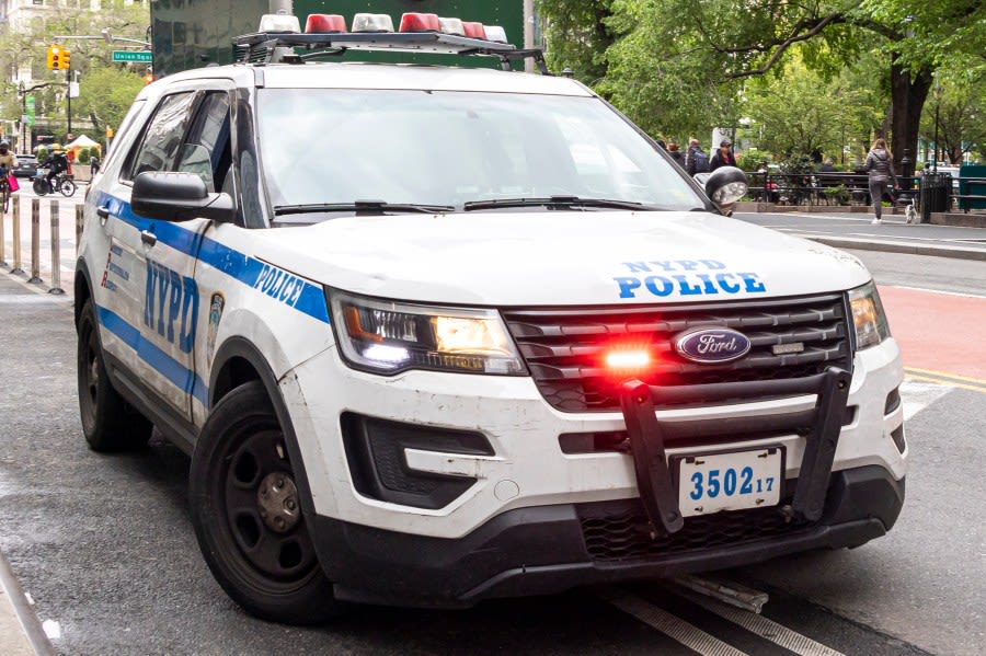 Police officers pursuit car with mismatched plates throughout Manhattan: NYPD