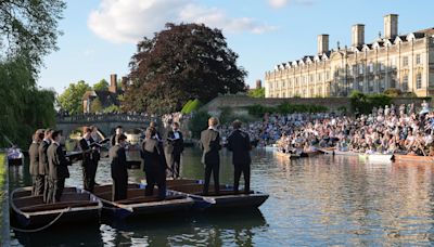 Thousands watch Cambridge choral scholars’ river performance