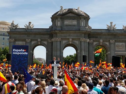 Miles de personas acuden a la Puerta de Alcalá en contra de Pedro Sánchez y la amnistía, la “ley más nefasta de la democracia”