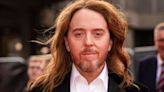 Tim Minchin pays tribute after announcing his mother's death on stage in Sydney