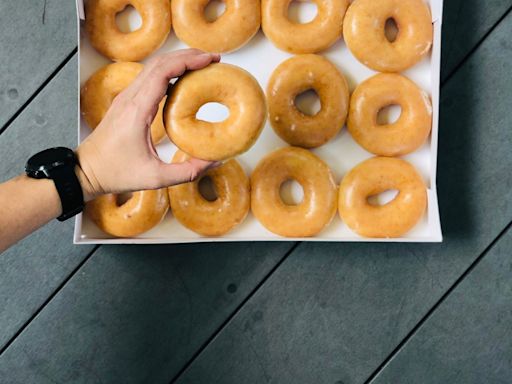 Krispy Kreme celebra su aniversario vendiendo docenas de donas glaseadas por 87 centavos - El Diario NY